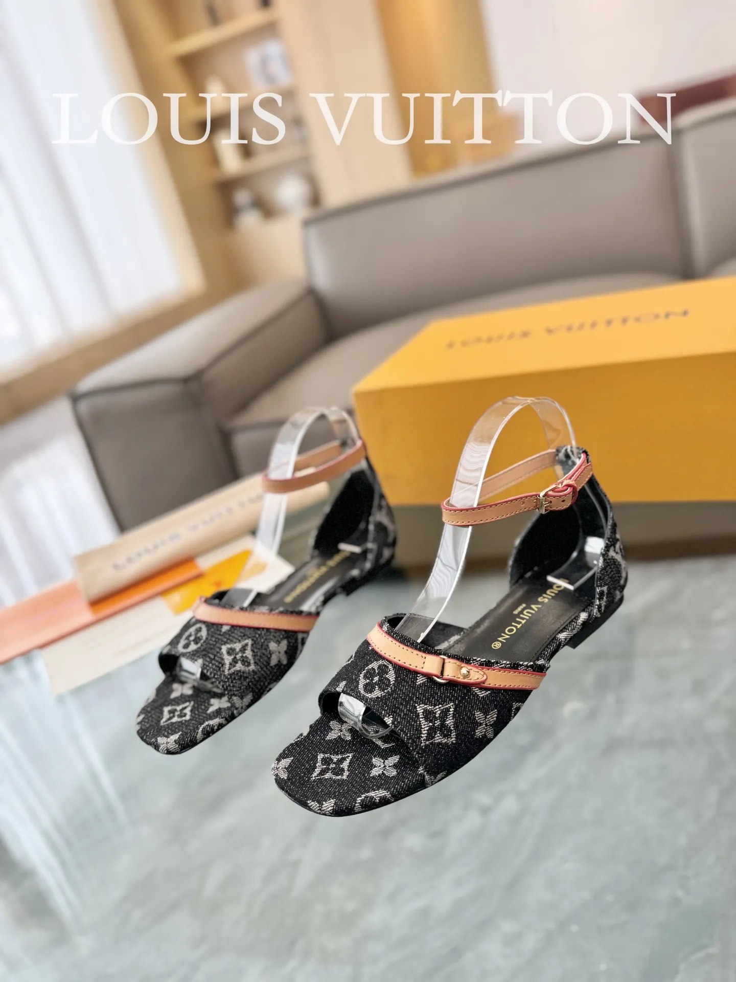 👟👟Ex-factory price 620👟👟 👟👟The top version of LV Lujia 24/denim jeans are so beautiful. I rarely make Lv family items, but I really can’t refuse this pair of kittens! I purchased the original version and developed it with care. The heels are custom molded. The brown leather with presbyopic denim is so brilliant! The perfect kitten heel, which is just right, is high-end, classic, sexy and comfortable. It is a must-have item that can give you full marks as a summer shoe! Sandals 5cm and 9cm/hollow sandals/ballet shoes 🔜3 items ✅Upper: Denim denim ✅Inner: original customized cowhide ✅Outsole: Italian genuine leather outsole ✅Number of yards: 35-41 (40.41 customization is not returnable) ✅Packaging: full set of exquisite packaging